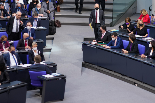 Γερμανία: Δεν πέρασε από τη Βουλή ο υποχρεωτικός εμβολιασμός για τους άνω των 60