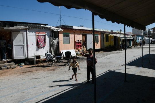 Βίαιη μετακίνηση των μαθητών από τη δομή του Ελαιώνα