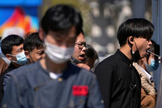 Η Σανγκάη ζητά από ολόκληρη την πόλη να κάνει self-test, ενώ η απογοήτευση αυξάνεται