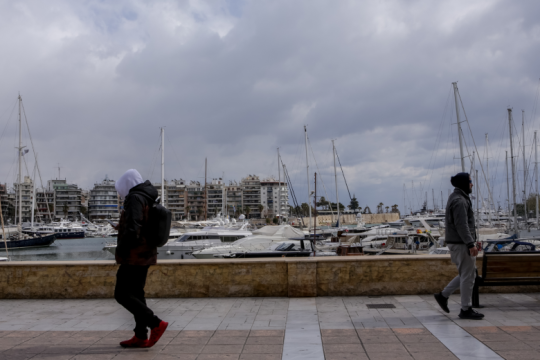 Συννεφιά, τοπικές βροχές και πτώση θερμοκρασίας στα ανατολικά