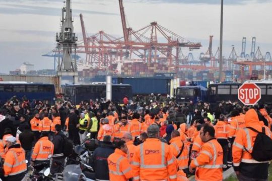 Αλληλεγγύη και οικονομική ενίσχυση για τους λιμενεργάτες απεργούς ζητά η ΕΝΕΔΕΠ