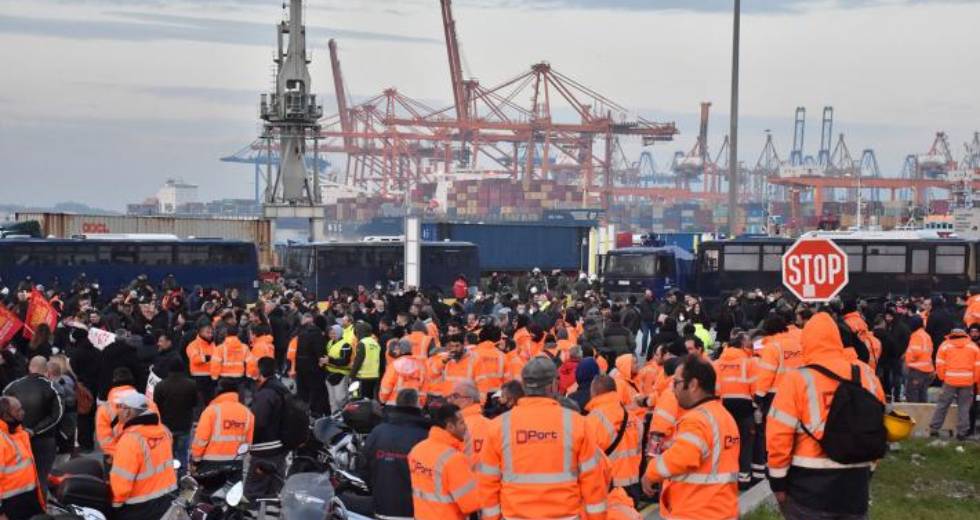 Αλληλεγγύη και οικονομική ενίσχυση για τους λιμενεργάτες απεργούς ζητά η ΕΝΕΔΕΠ