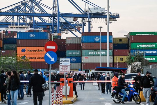 Δεν πτοούνται οι εργαζόμενοι της COSCO – Συνεχίζουν την απεργία