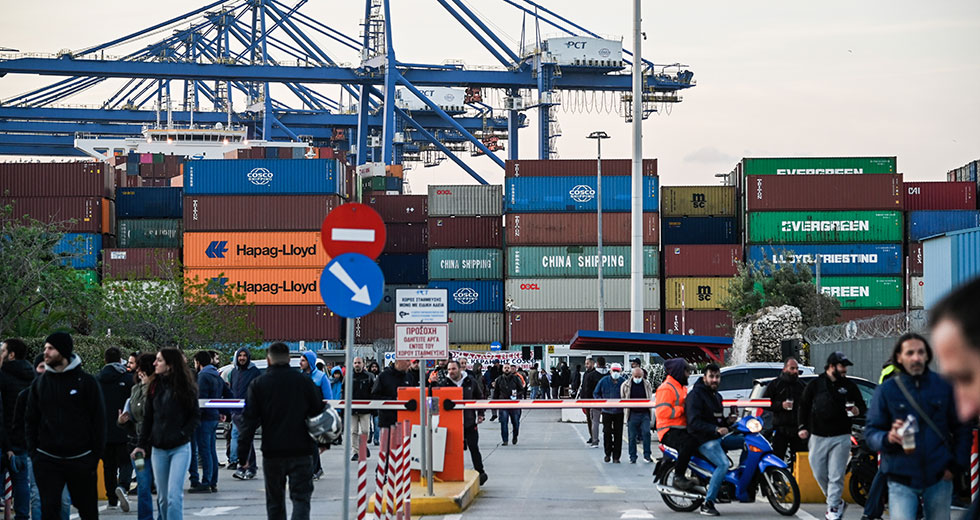 Δεν πτοούνται οι εργαζόμενοι της COSCO – Συνεχίζουν την απεργία