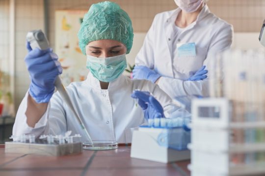 Covid-19: Αυξημένος κίνδυνος για σοβαρή θρόμβωση 6 μήνες μετά τη λοίμωξη