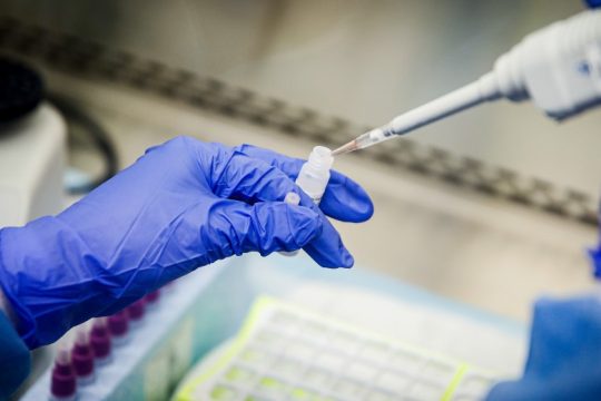 Συντομότερα του κρυολογήματος τα συμπτώματα της «Ο» για τριπλά εμβολιασμένους