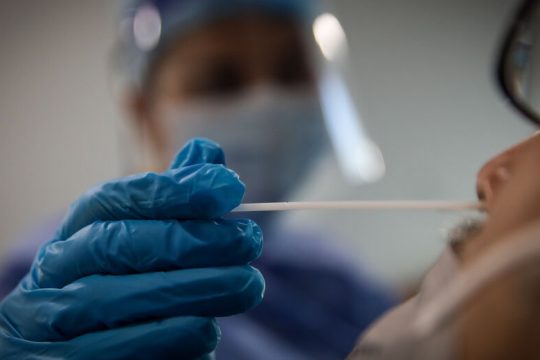 Η κυβέρνηση βάζει τέλος στην πανδημία αλλά οι σκληροί δείκτες επιμένουν