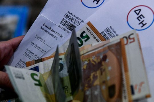 Στα ύψη η πολιτική αντιπαράθεση για τις «μουλωχτές» αυξήσεις της ΔΕΗ