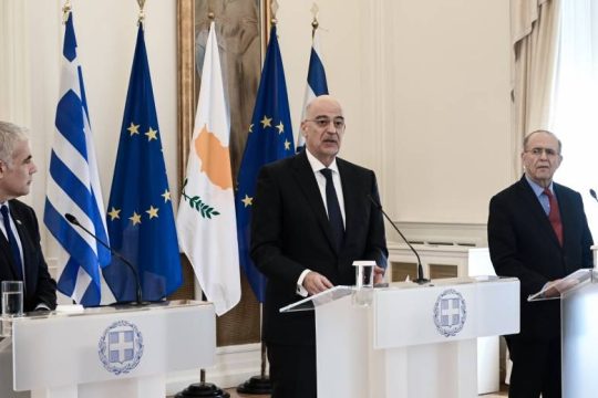 Δένδιας στην Τριμερή με Κύπρο-Ισραήλ: Η ρωσική εισβολή μάς υπενθυμίζει την πληγή του Κυπριακού