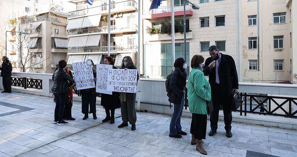Δίκη Τοπαλούδη: μέχρι και η έδρα αντέδρασε με τη στάση του πατέρα του κατηγορουμένου
