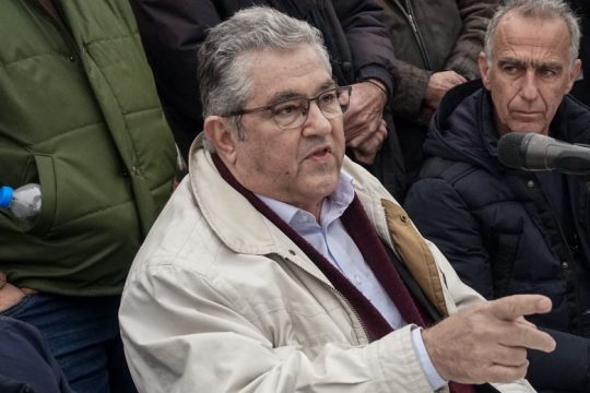 Ο Κουτσούμπας απαντά στον Τσίπρα από τη Λάρισα