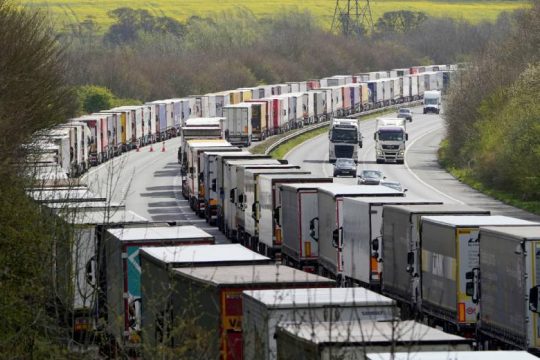 Οι απολυμένοι στους δρόμους οι επαγγελματίες οδηγοί στο πλευρό τους