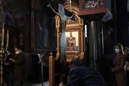Ποια μέτρα ισχύουν σε εκκλησίες και εστίαση τις ημέρες του Πάσχα