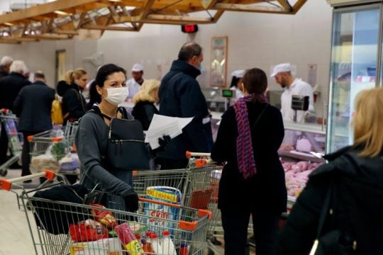 Οι Έλληνες «έκοψαν» αγορές σε ένδυση-υπόδηση και βασικά είδη σουπερμάρκετ