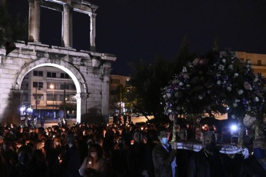 Με κατάνυξη η περιφορά Επιταφίων σε όλη τη χώρα