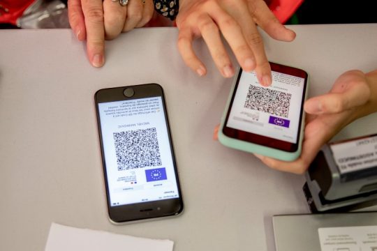 «Ανοίξαμε και σας περιμένουμε»: Τέλος τα πιστοποιητικά για τον κορονοϊό