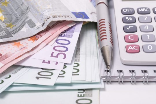 Τελευταία αξιολόγηση, με ουρές… δόσεων