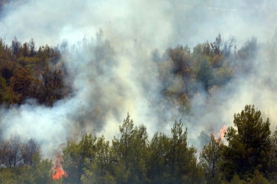 Πύρινα μέτωπα σε Ρόδο, Κορινθία και Ηλεία