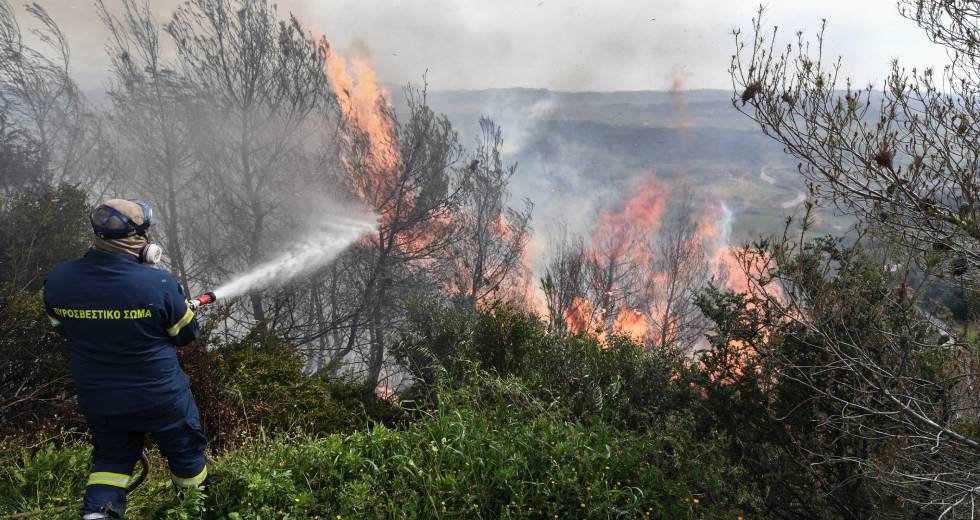 Ανεξέλεγκτη η πυρκαγιά στο Λιβαδάκι Ηλείας