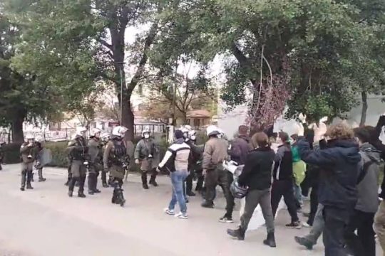 Φοιτητές έδιωξαν τα ΜΑΤ από το ΑΠΘ [ Βίντεο ]