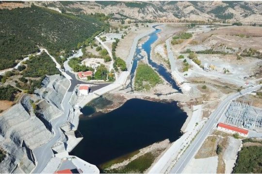 Οι ΑΠΕ, η τιμή του ρεύματος και οι ανενεργές «μπαταρίες» της ΔΕΗ