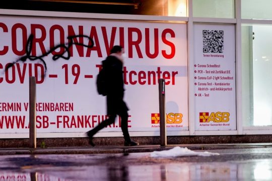 Δεν χαλαρώνουν τα μέτρα στη Γερμανία, μετά την «ήττα» για υποχρεωτικό εμβολιασμό