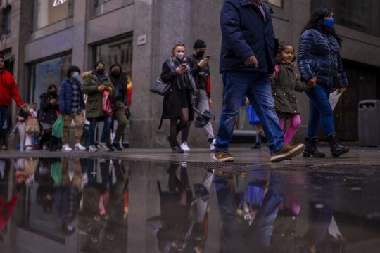 «Αντίο» στις μάσκες σε εσωτερικούς χώρους λέει η Ισπανία