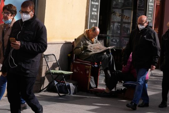 «Πέφτουν» οι μάσκες στους εσωτερικούς χώρους στην Ισπανία