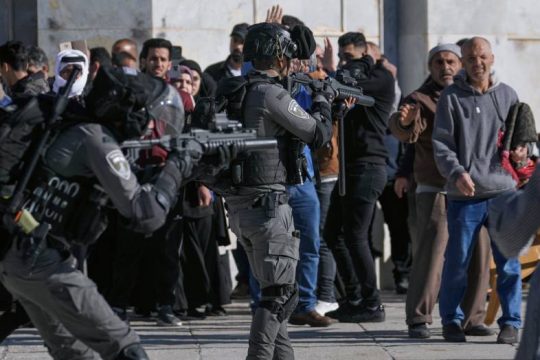 Εκατόν πενήντα τραυματίες στις συγκρούσεις Παλαιστίνιων και Ισραηλινών αστυνομικών στην Πλατεία Τεμενών