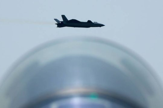 Η Κίνα στέλνει το πιο προηγμένο μαχητικό αεροσκάφος της σε διαφιλονικούμενες θάλασσες