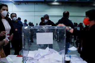 Ξεσκονίζουν τις κάλπες στην Κουμουνδούρου