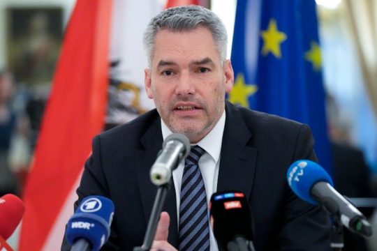 Αυστριακός καγκελάριος: «Συνεχίζουμε να πληρώνουμε το αέριο σε ευρώ»