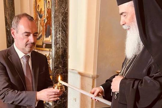 Παρέλαβε ο υφυπουργός Εξωτερικών το Άγιο Φως στα Ιεροσόλυμα
