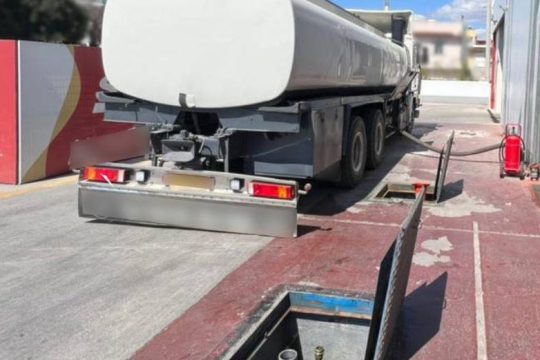 Τρεις συλλήψεις για λαθρεμπόριο καυσίμων σε πρατήριο στην Αττική