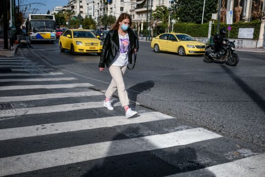 Ο κορονοϊός ήρθε για να μείνει, αλλά τα μέτρα φεύγουν