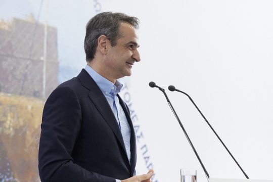 Μακριά από την πραγματικότητα