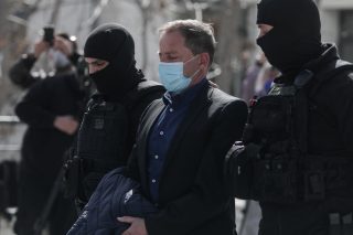 Κρεσέντο χυδαιότητας από την υπεράσπιση Λιγνάδη