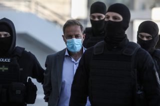 «Mε βίασε και με χειραγωγούσε»