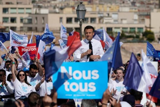 Δημοσκοπικό προβάδισμα Μακρόν ενώ πλησιάζει ο β’ γύρος των εκλογών