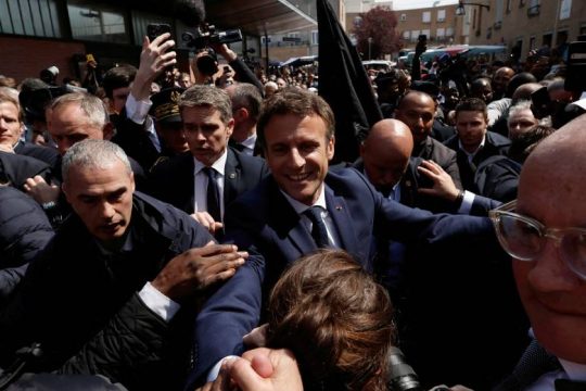 Πήραν με τις ντομάτες τον Μακρόν σε αγορά του Παρισιού