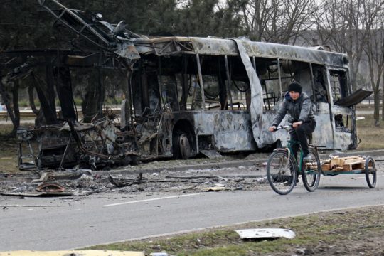 Απεγκλωβισμός μετ’ εμποδίων για τους άμαχους Μαριουπολίτες