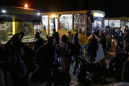 Νέα απόπειρα απομάκρυνσης αμάχων από την πολιορκημένη Μαριούπολη