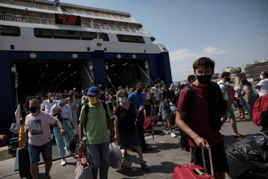 Covid-19: Συνεδριάζει η Επιτροπή εν μέσω φόβων για έξαρση λόγω Πάσχα