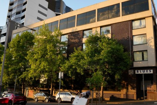 Ελεύθεροι οι εγκλωβισμένοι πρόσφυγες από το ξενοδοχείο όπου κρατήθηκε ο Τζόκοβιτς