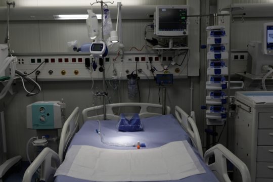 Υποχωρούν τα κρούσματα, αυξάνονται οι θάνατοι από κορονοϊό