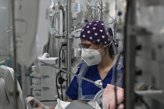Σταθερά ψηλά κρούσματα, θάνατοι και διασωληνώσεις