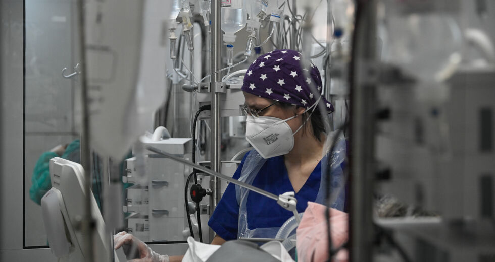 Άλλοι 34 θάνατοι και 7.463 νέα κρούσματα κορονοϊού