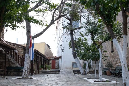 Μουσική περιφορά και αδογμάτιστη κατάνυξη στην πασχαλινή Πλάκα
