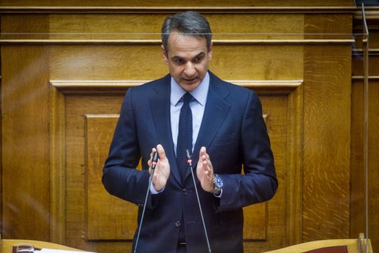 «Δούλεμα ξανά» το μήνυμα Μητσοτάκη από τη Βουλή