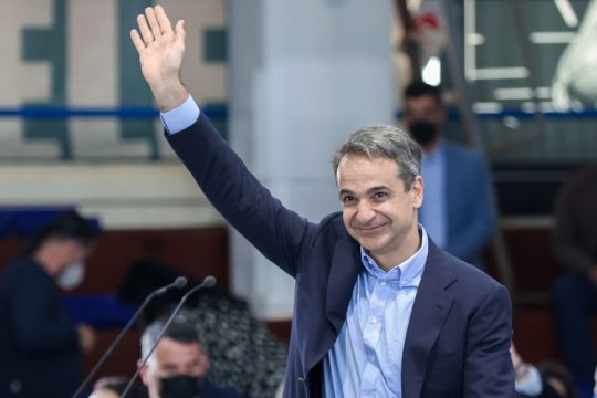 Ψάχνουν σωσίβιο σε ανακοινώσεις και «καλές ειδήσεις»